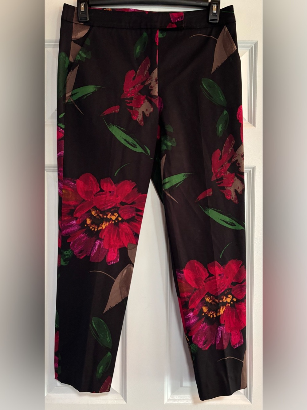 Trina Turk Splendid Floral Black Skinny Pants with Red Floral Print, size 8